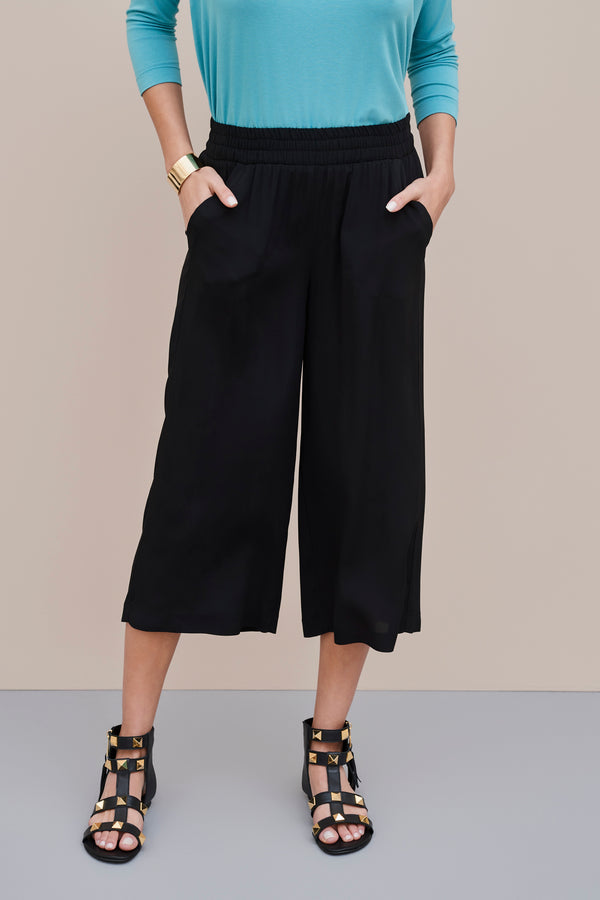 WIDE-LEG SHORTS IN CREPE DE CHINE WITH DOUBLE STITCHED POCKETSÂ 