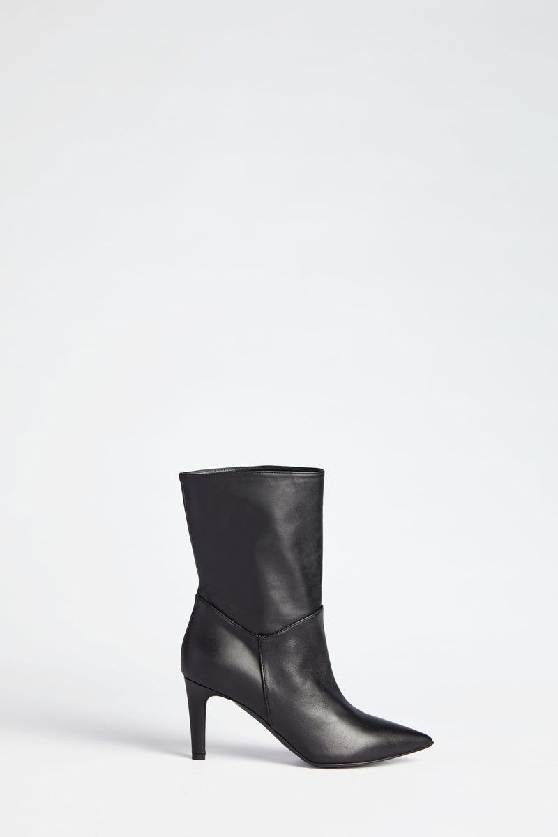 BOOTS WITH ABOVE THE ANKLE WITH A TAPERED TOE AND THIN HEEL