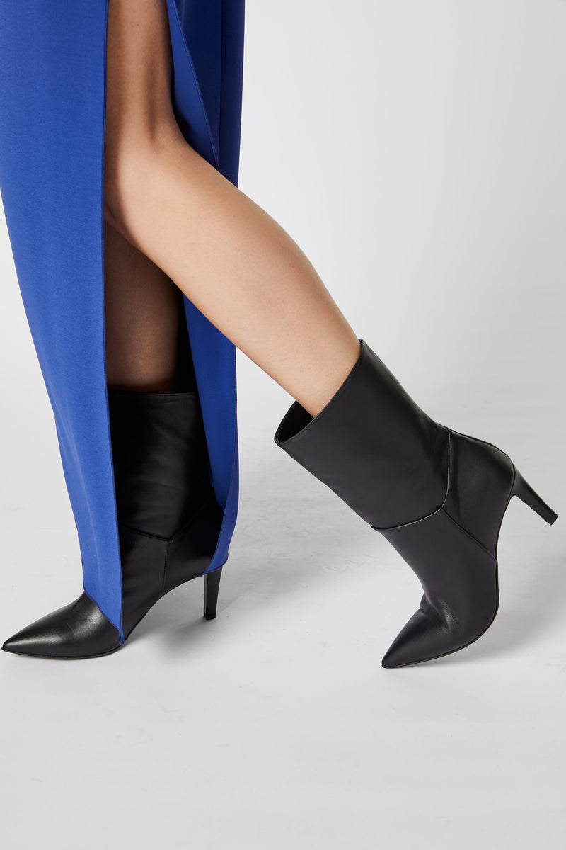 BOOTS WITH ABOVE THE ANKLE WITH A TAPERED TOE AND THIN HEEL