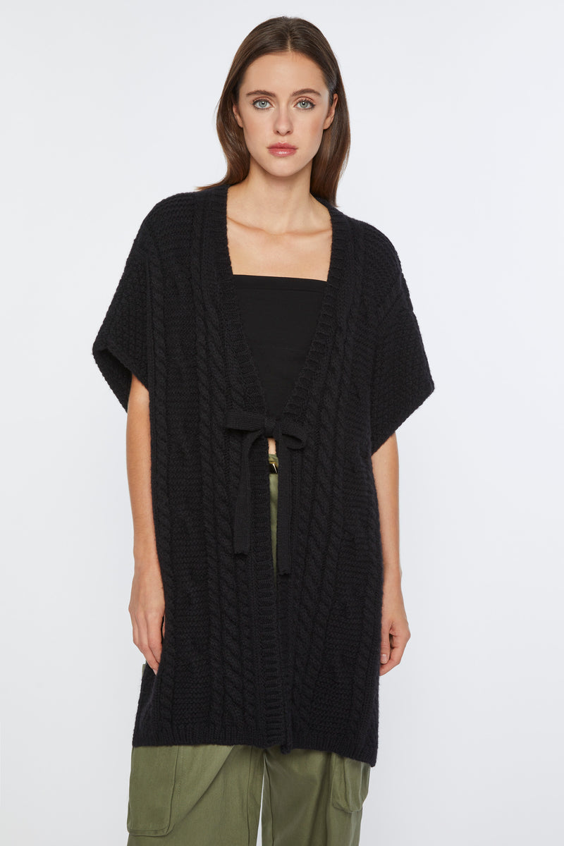 SLEEVELESS CAPE IN CHUNKY CABLE WOOL WITH TIE STRAPS