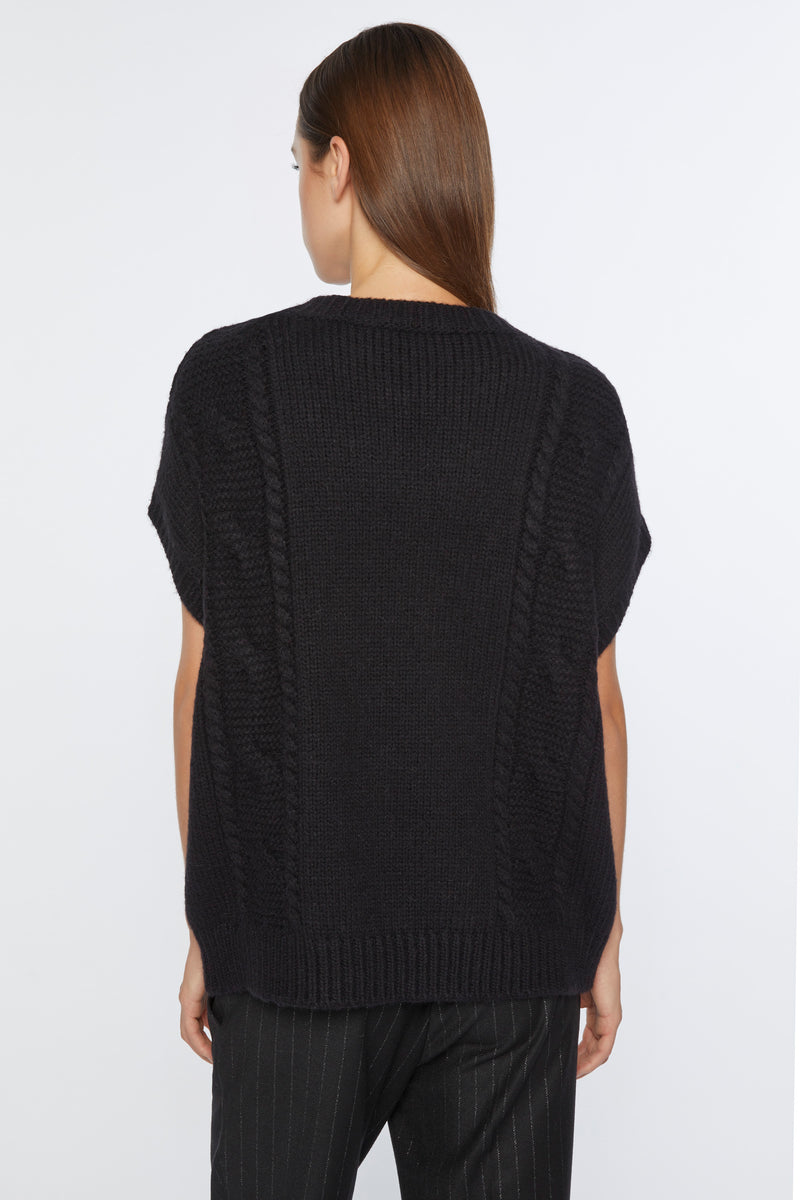 SHORT-SLEEVED CAPE IN CHUNKY CABLE WOOL