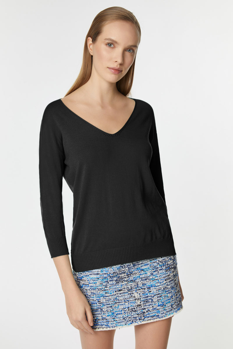 SEMI-FITTED V-NECK COTTON TOP WITH Ÿ SLEEVES