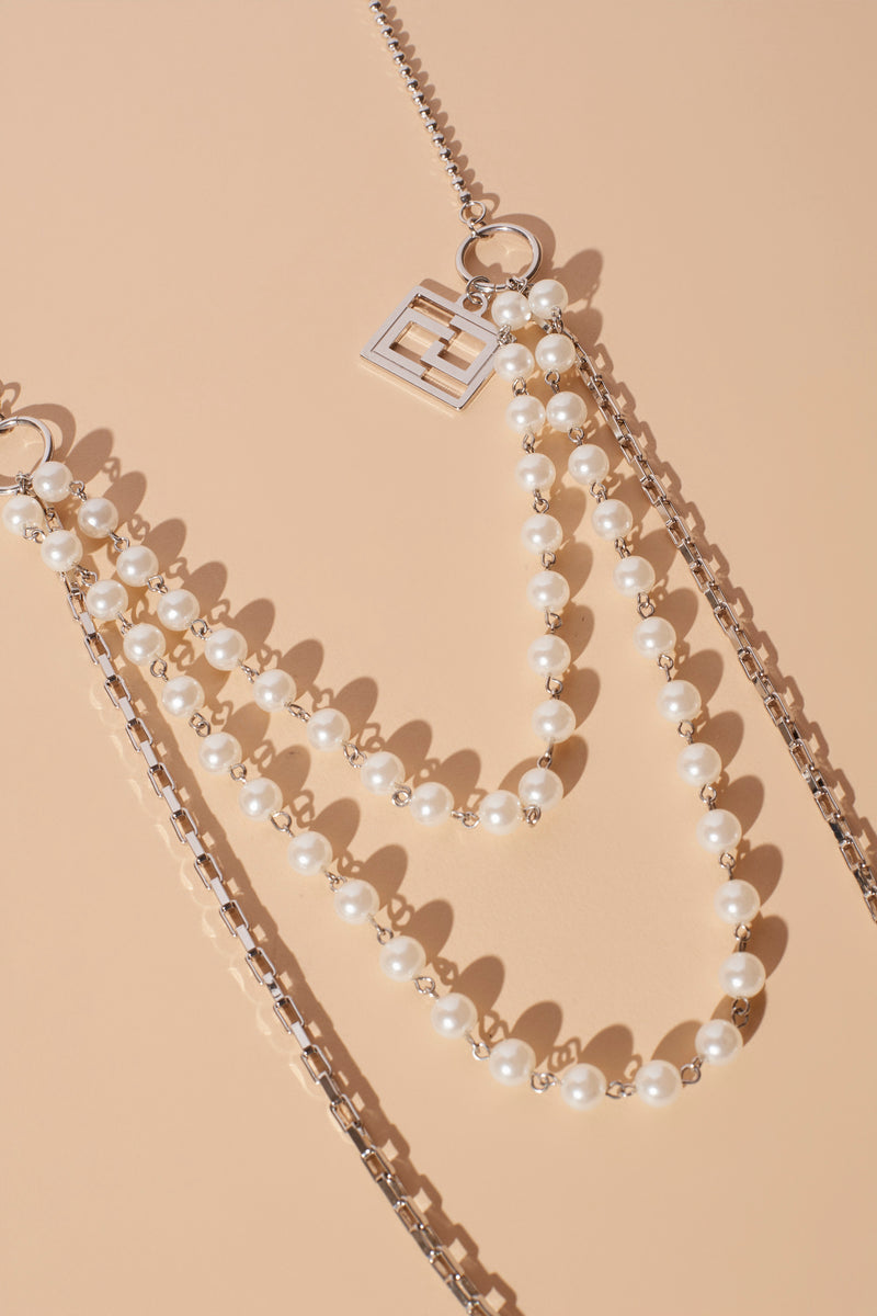 THREE-STRING NECKLACE WITH PEARLS