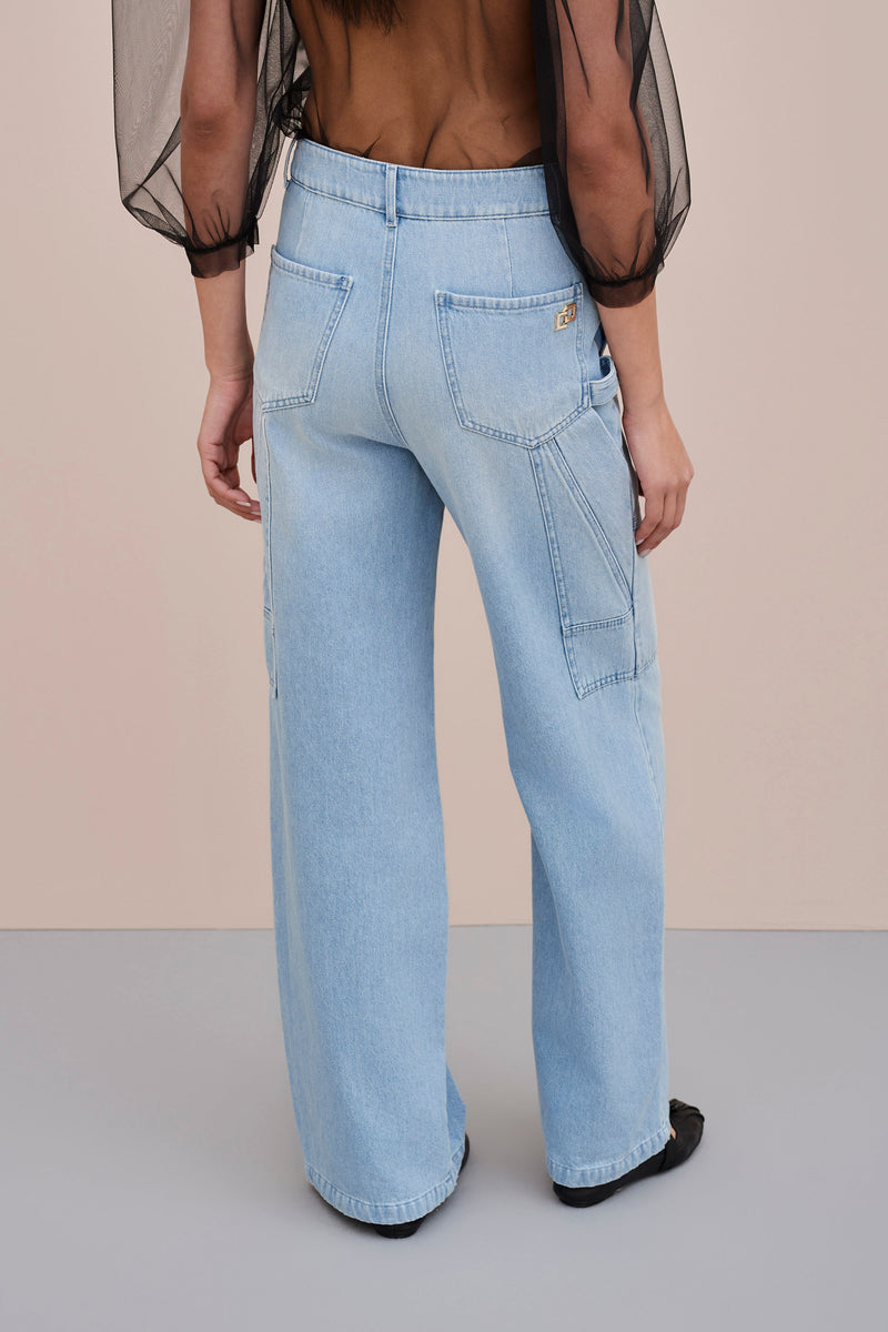 LIGHT WASH JEANS WITH DECORATIVE STITCHING